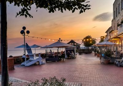 Südstrandpromenade mit Außengastronomie in der Abenddämmerung